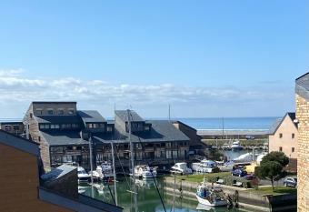 NOUVEAU Charme et vue mer allows 18 year olds to book a room