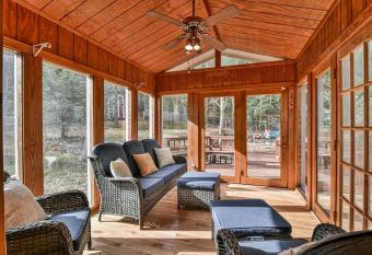 Auburndale has rooms with a private hot tub