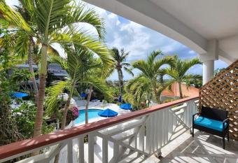 Queen Angel Condo with Pool and Ocean View allows 18 year olds to book a room