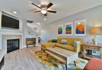Cute & Comfy Condo ~ 9 miles to DTWN Asheville allows 18 year olds to book a room