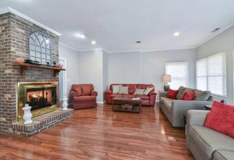 Hot tub & Fire pit, just 11 miles to downtown AVL has rooms with a private hot tub