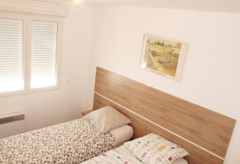 Appartements Meubl  es    C  t   De L a  roport Marseille Provence has Balcony rooms