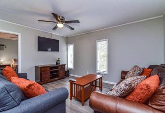 Cozy Mtn getaway. 11 miles to downtown Asheville allows 18 year olds to book a room