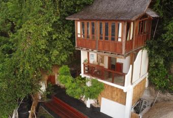 The Hidden Escapes- Unique Tiny Home on Bingin Beach with Ocean View allows 18 year olds to book a room