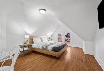 Bloomfield/Shadyside @K Spacious & Unique Private Bedroom with Shared Bathroom allows 18 year olds to book a room