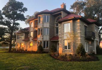 Red Roof Stable and Farm LLC has Balcony rooms