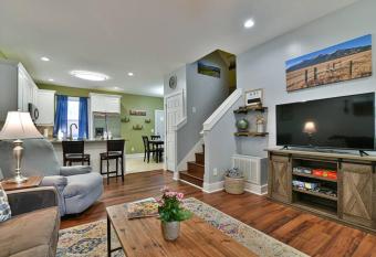 3 miles to downtown Asheville - Adventure Awaits! allows 18 year olds to book a room