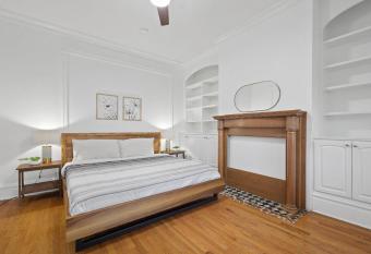 Bloomfield/Shadyside @E Stylish and Modern Private Bedroom with Shared Bathroom allows 18 year olds to book a room