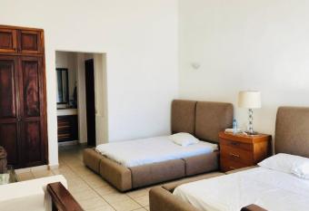 Bah  a del sol Nuevo Vallarta allows 18 year olds to book a room