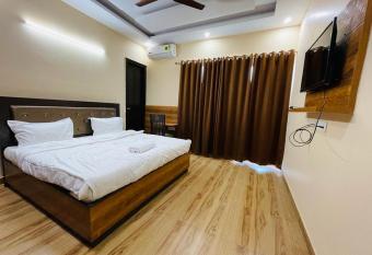   nfinity Homes has Smoking/Balcony rooms