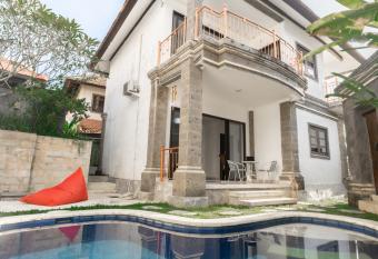 Large 3 bedroom villa with private pool with view, 7 Minutes from Melasti and Karma beach has Balcony rooms