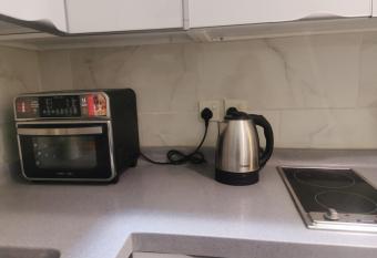 A lovely place 1 bedroom livingroom and a kitchen has rooms with a private hot tub