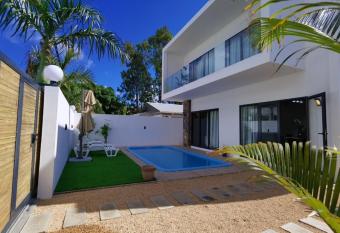 villa de la lumiere has Balcony rooms