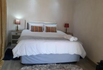 Russell s Rest Rooms has rooms with a private hot tub