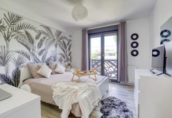 Le Central - Parking - 10  Paris - 30  Disneyland has Balcony rooms