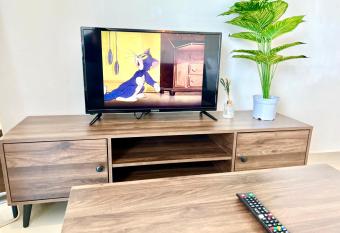 H 1-5 pax Cozy house 3 Bed Trefoil Setia Alam Wifi and TV SCCC allows 18 year olds to book a room