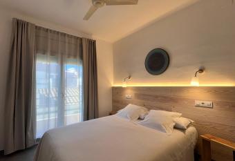 Hostal ROM Familiar has Balcony rooms