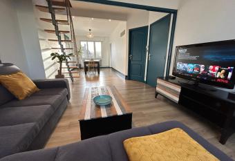 Duplex lumineux entre plage et centre-ville has Balcony rooms