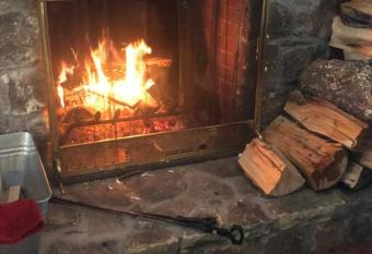 APPLEJAX cabin steps from a u pick orchard has Balcony rooms