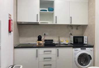 P  ROLA DO LIGEIRO ESTUDIO allows 18 year olds to book a room