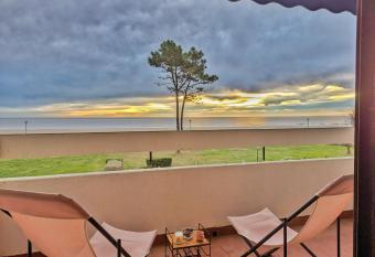 Appartement front de mer - pieds dans l eau allows 18 year olds to book a room