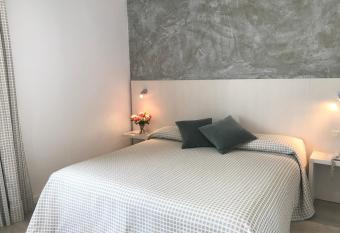 Hotel Restaurant Bon Retorn allows 18 year olds to book a room