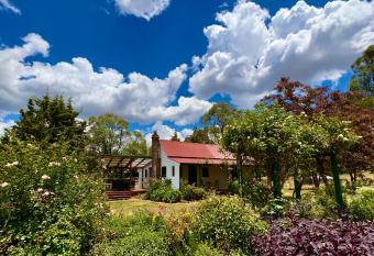 Red Hill Cottage Walcha allows 18 year olds to book a room