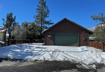 Ironwood Cabin - backs to hiking trails and has slope views! cabin has Balcony rooms