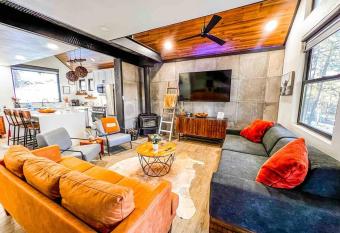 Cozy Cabin with decks BBQ Grill AC and views 5 mins midtown Sleeps 11 has Balcony rooms