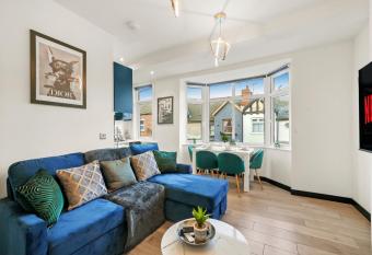 Stylish Gem in Yorkshire - Sleeps 4 - Great Location allows 18 year olds to book a room