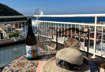 La Terrazza sul Golfo has Balcony rooms