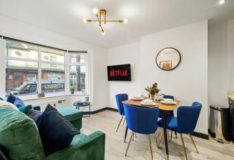 Stylish Yorkshire Apartment - Sleeps 5 allows 18 year olds to book a room