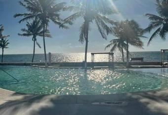 OceanFront Oasis Condo 10minutes from the airport has Balcony rooms