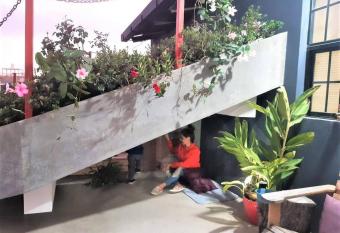 COMFY. Full internet, kitchen, washer and dryer, Netflix has Balcony rooms