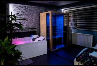 4you2 Lux Spa has Smoking rooms