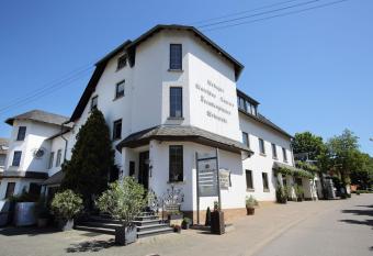 Weingut Matthias Dostert / Culinarium has Balcony rooms