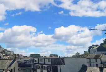 Crabpot cottage allows 18 year olds to book a room