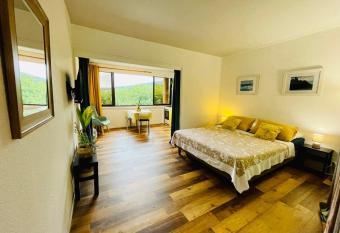 Studio Hina - Cosy, Quiet & Pool allows 18 year olds to book a room