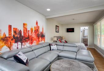 The Red Urbanhoop for Solo or Couples has Balcony rooms