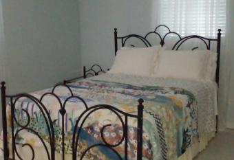 Lynn's Cozy Cottage allows 18 year olds to book a room