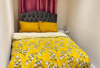 Private Room in a neat home, Kitchen & Lounge Access, Free Onsite parking&Fast Wifi Close to UOB&City Centre allows 18 year olds to book a room