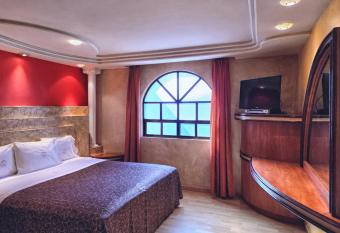 Motel Atenas allows 18 year olds to book a room