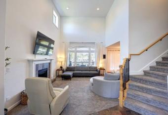 New Listing! 3 Bedroom with Hot Tub has Balcony rooms