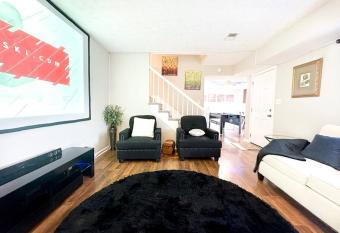 Cute 2 bedroom Crib with Home theater & Games! has rooms with a private hot tub