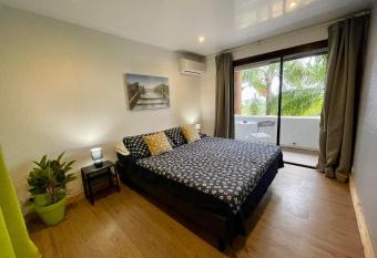 Tunui City Apartment - Quiet & Pool allows 18 year olds to book a room