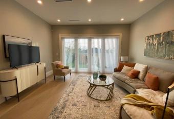 Beautiful 4 bedrooms house allows 18 year olds to book a room