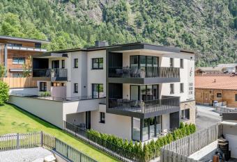 Falkners Five has Balcony rooms