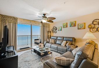 The Palms 504 has Balcony rooms