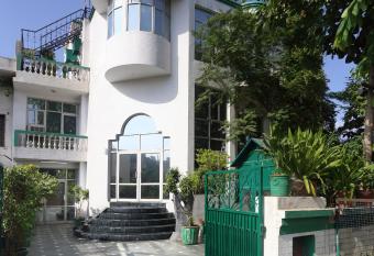 BHALLA GUEST HOUSE has Smoking/Balcony rooms