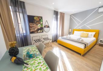 Summer Me - Cute Downtown allows 18 year olds to book a room